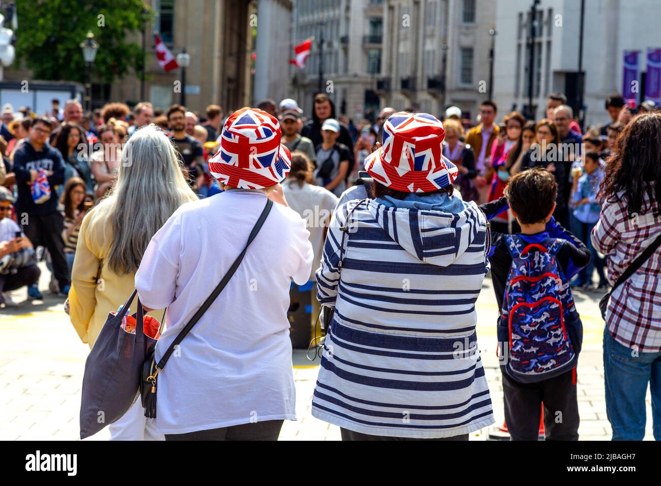 2 juin 2022 - femmes avec des chapeaux Union Jack à Trafalgar Square pendant les célébrations du week-end du Jubilé de platine de la Reine, Londres, Royaume-Uni Banque D'Images