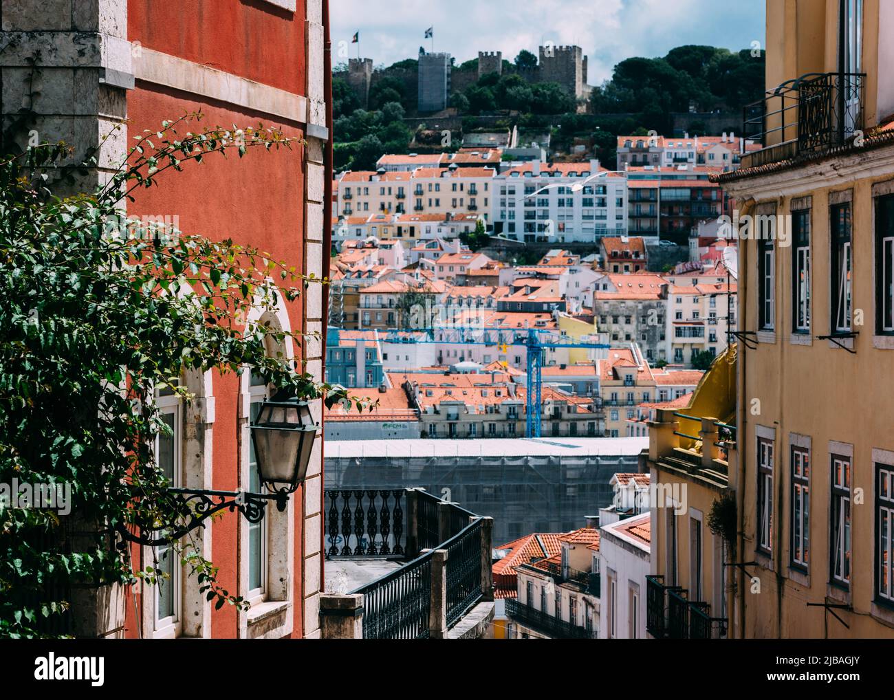 Miradouro à Lisbonne, Portugal, surplombant le château de Saint-Georges Banque D'Images