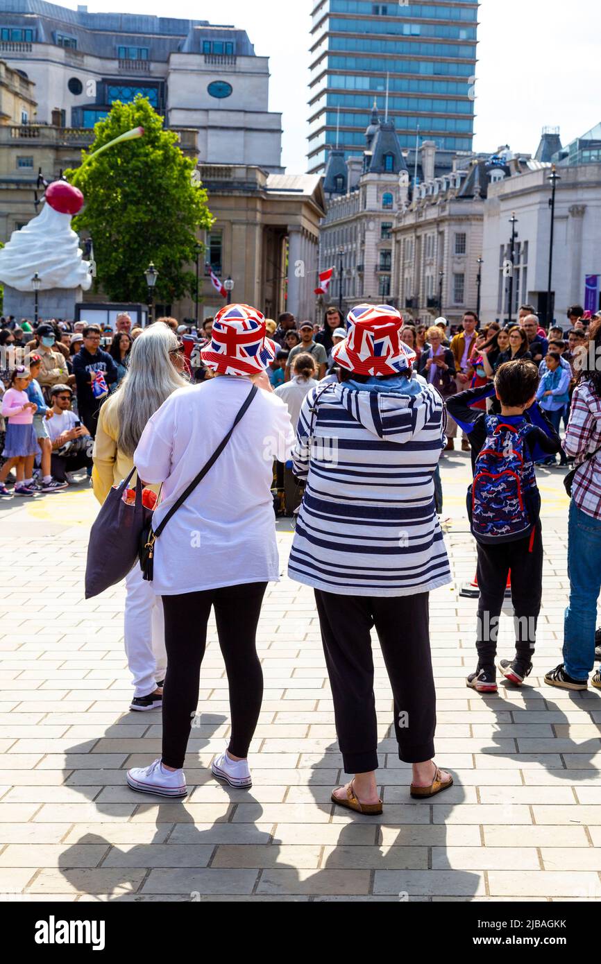 2 juin 2022 - femmes avec des chapeaux Union Jack à Trafalgar Square pendant les célébrations du week-end du Jubilé de platine de la Reine, Londres, Royaume-Uni Banque D'Images