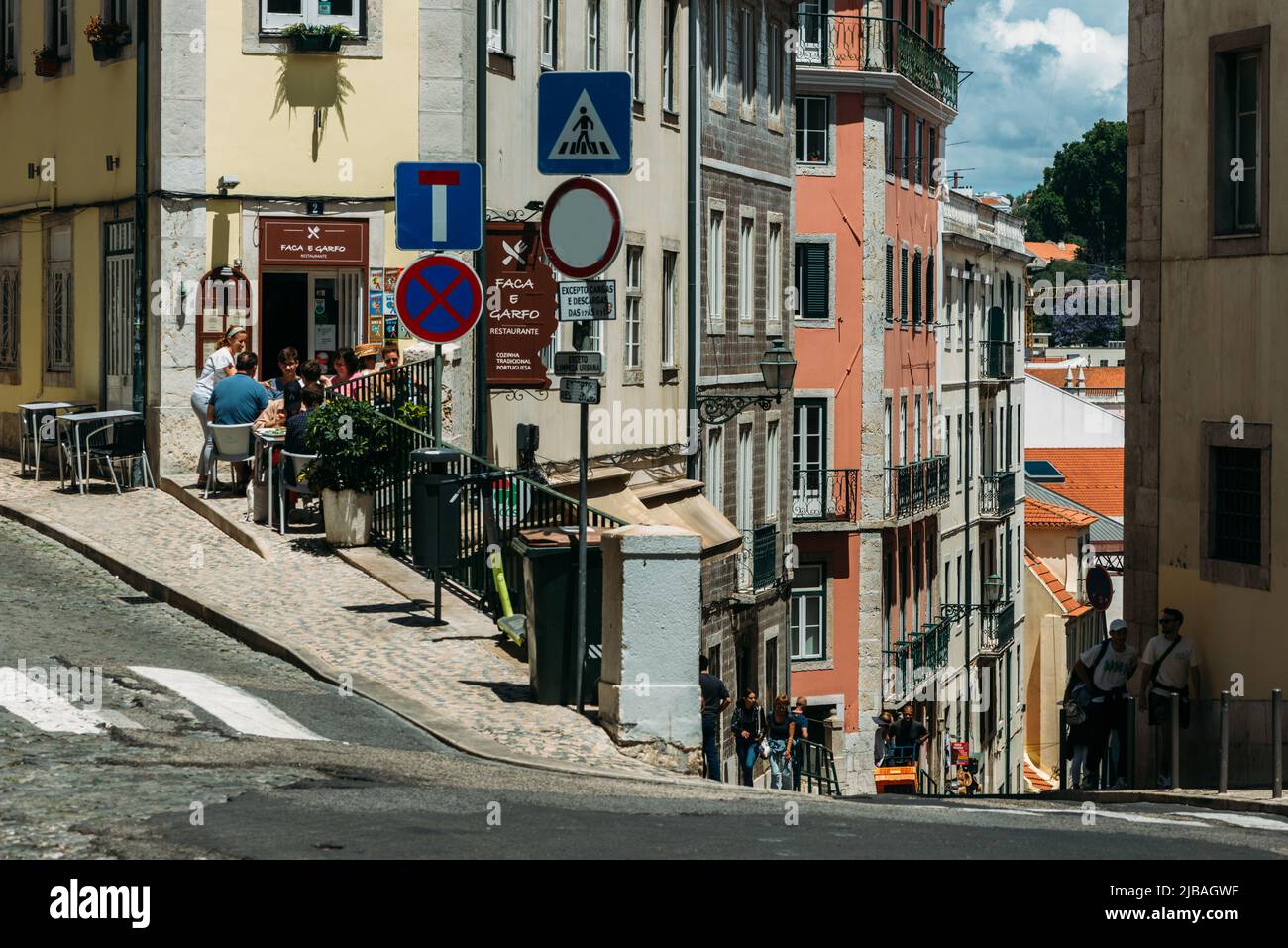 Lisbonne, Portugal - 4 juin 2022: Les gens s'assoient sur une terrasse de restaurant dans le centre historique de Lisbonne, Portugal Banque D'Images