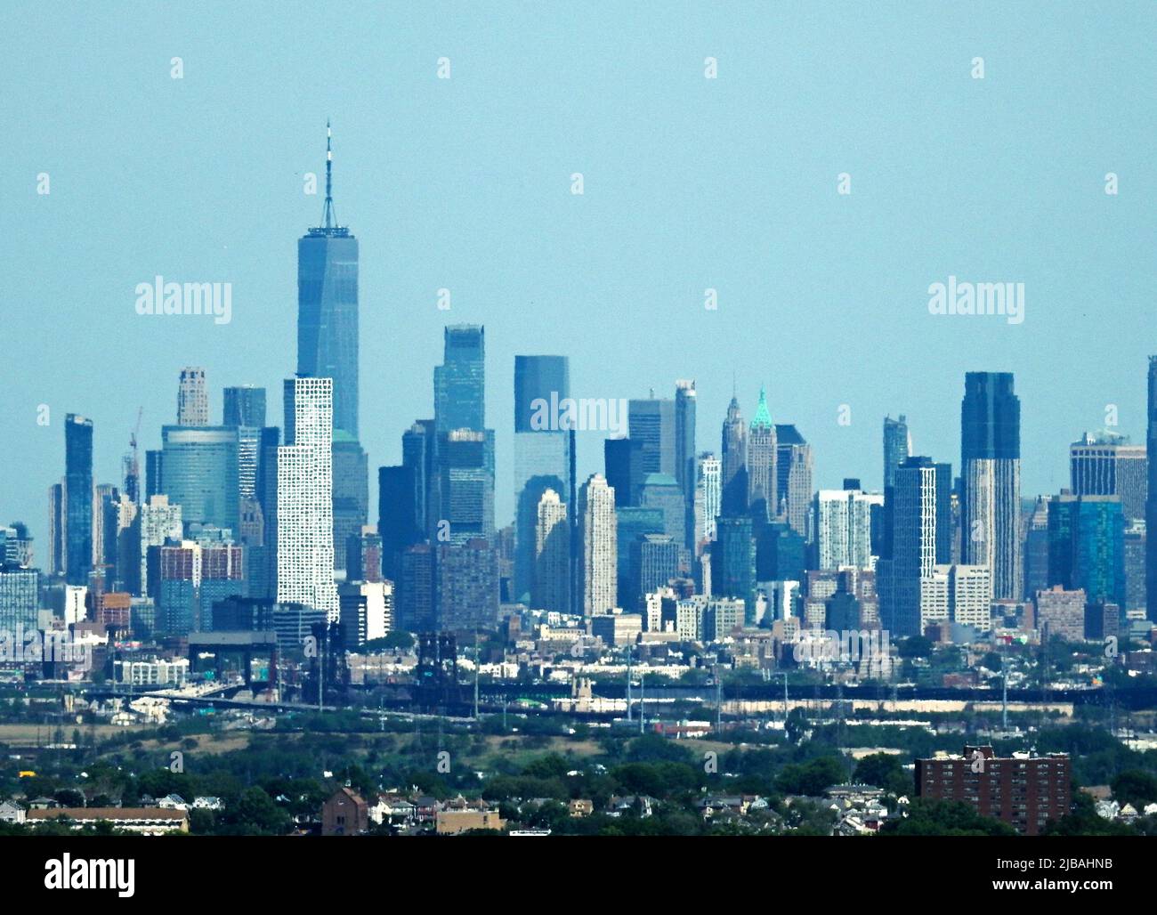 Vue sur les gratte-ciel de Manhattan à New York depuis la réserve Eagle Rock à Montclair, New Jersey, avec une certaine distorsion atmosphérique causée par la distance -02 Banque D'Images