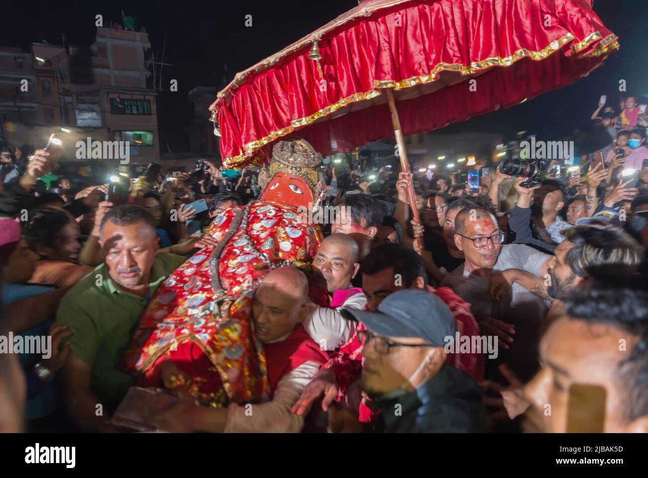 Lalitpur, Népal. 04th juin 2022. Les dévotés portent l'idole dans le temple pendant le festival. Le dernier jour de Machhindranath Jatra, les dévots prennent les idoles de Rato (rouge) Dieu Machhindranath sur son char jusqu'au temple de Bungamati. Crédit : SOPA Images Limited/Alamy Live News Banque D'Images