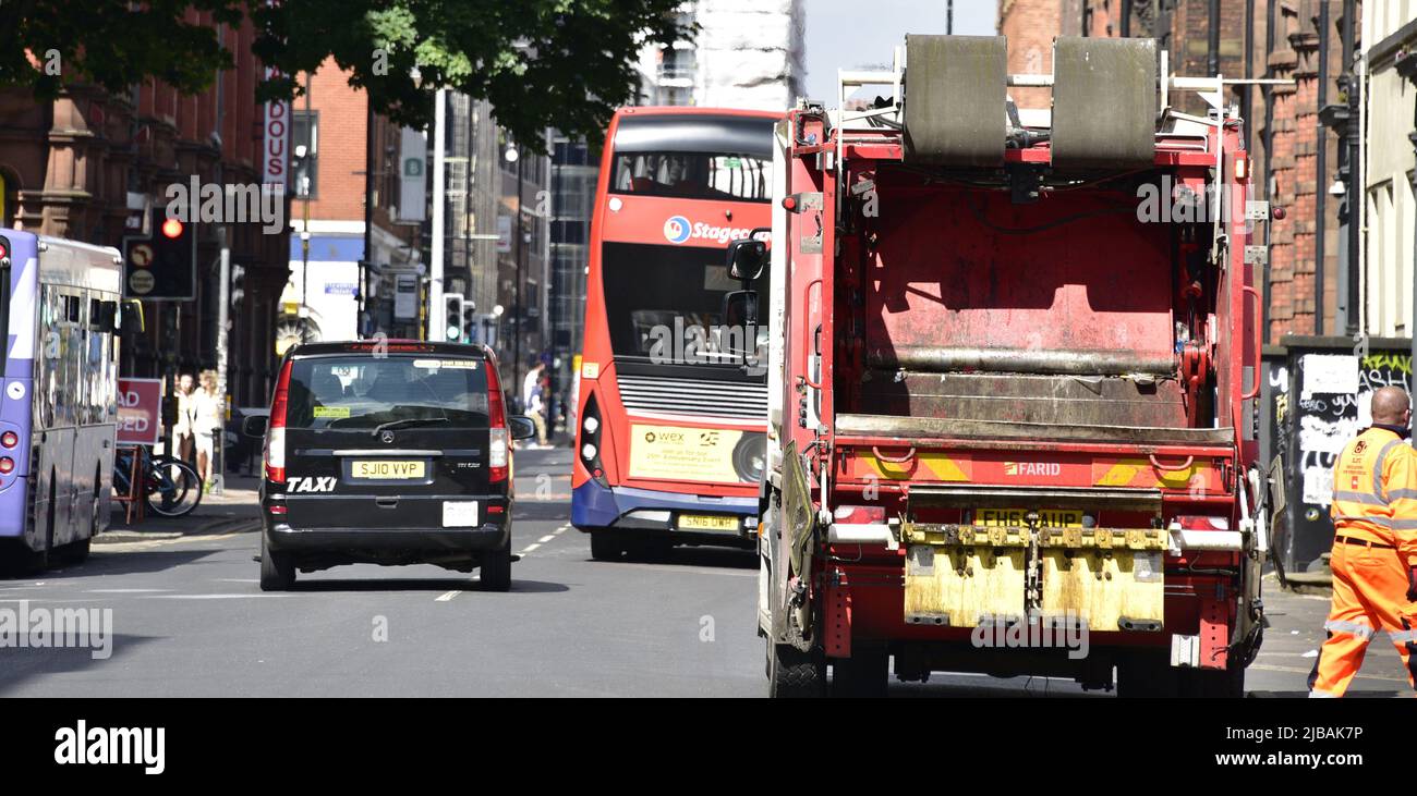 Manchester, Royaume-Uni, 4th juin 2022. Circulation et routes bondées dans le centre-ville, Manchester, Royaume-Uni. Le gouvernement dit que la zone Air pur du Grand Manchester devrait être réduite au centre-ville. Le secrétaire d'État à l'Environnement, George Eproton, a écrit au maire du Grand Manchester, Andy Burnham, à propos de 1 juin 2022, en disant que le projet controversé devrait toujours facturer les taxis, les fourgonnettes, les autobus et les camions les plus polluants. Le gouvernement exige maintenant que le Grand Manchester s’entende sur un nouveau programme qui permet d’assurer la conformité à la qualité de l’air dans les limites de NO2 au plus tard en 2026. Crédit : Terry Waller/Alay Live News Banque D'Images