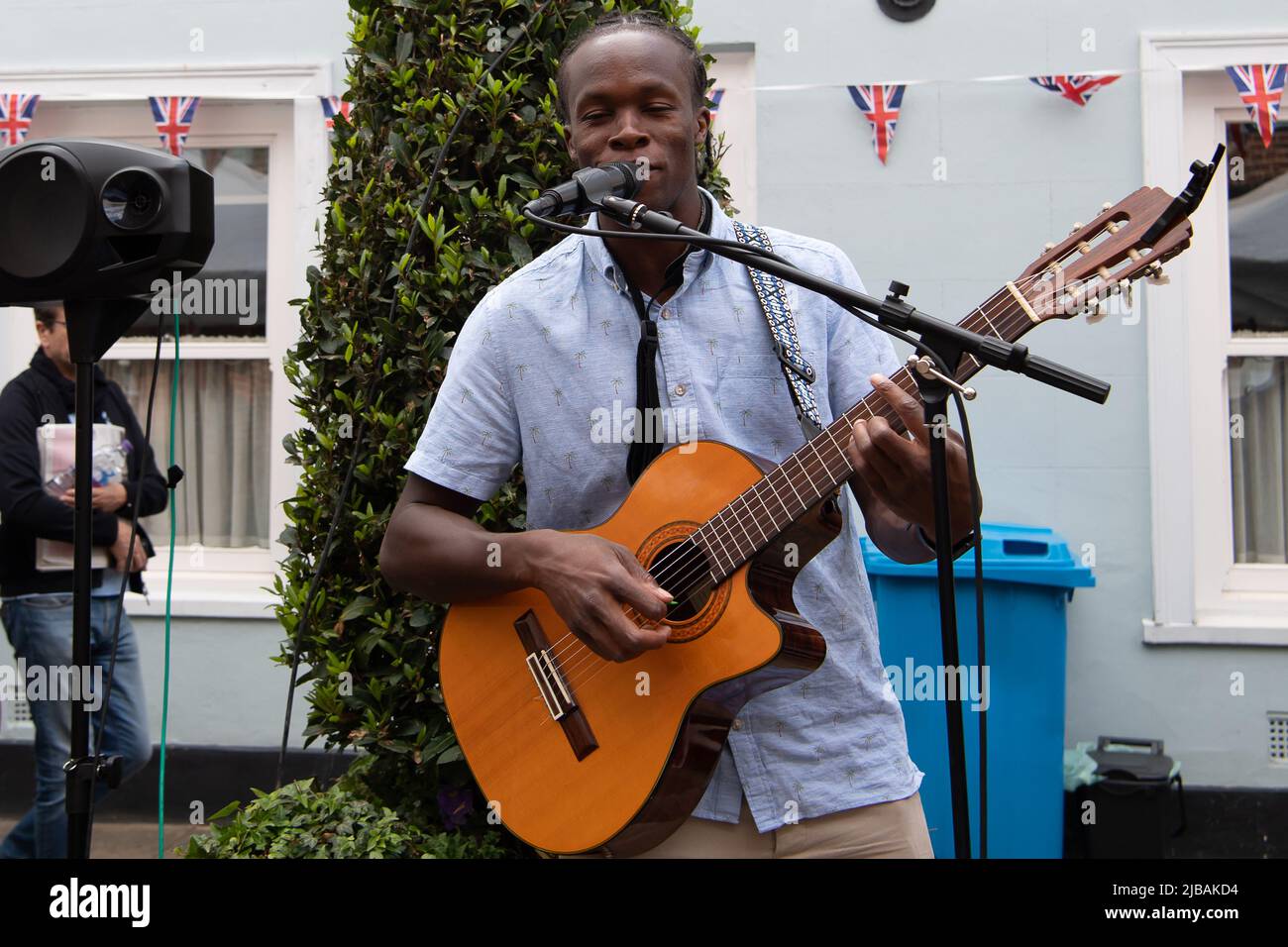 Eton, Windsor, Berkshire, Royaume-Uni. 4th juin 2022. C'était la fête à Eton High Street aujourd'hui, car les résidents et les amis ont passé un excellent séjour au Platinum Jubilee Street Party. Crédit : Maureen McLean/Alay Live News Banque D'Images