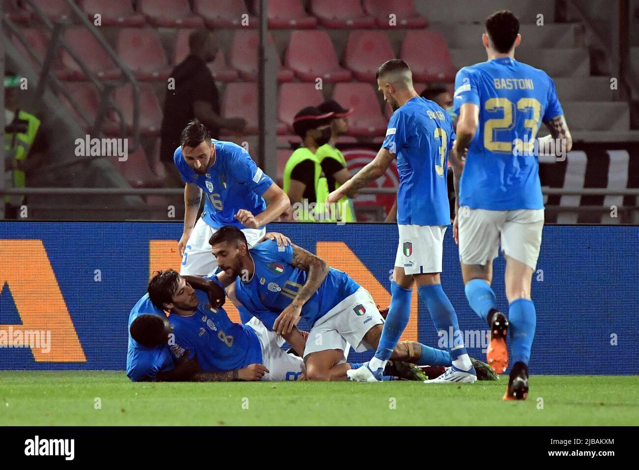 Bologne, Italie. 04th juin 2022. Lorenzo Pellegrini d'Italie fête avec ses coéquipiers après avoir atteint le but de 1-0 lors du match de football 3 de l'UEFA Nations League entre l'Italie et l'Allemagne au stade Renato Dall'Ara de Bologne (Italie), 4 juin 2022. Photo Andrea Staccioli/Insidefoto crédit: Insidefoto srl/Alamy Live News Banque D'Images