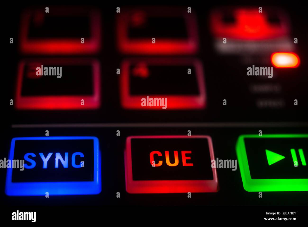 DJ table de mixage avec table tournante dans des lumières colorées de fête de mariage disco. Banque D'Images