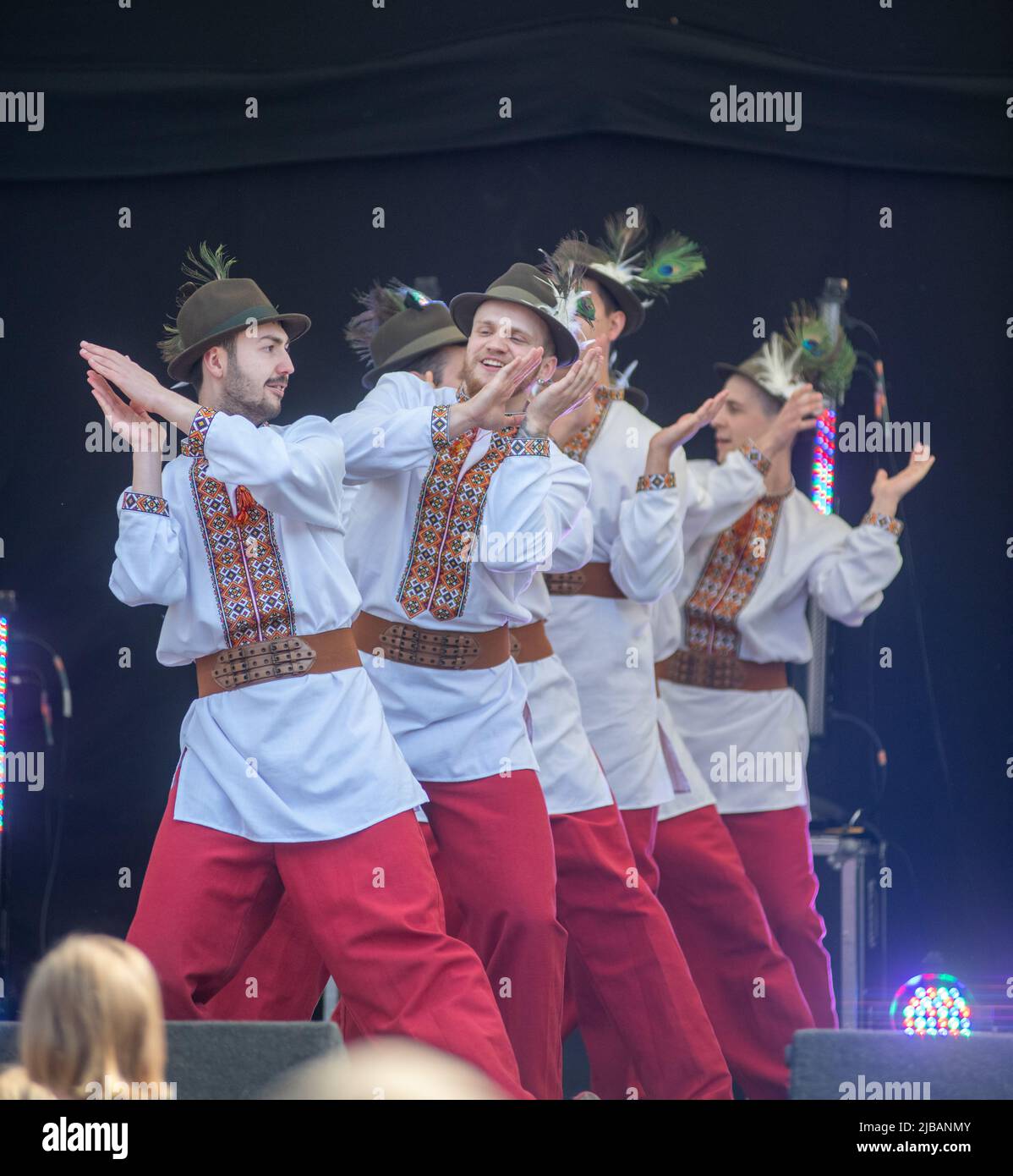 Prolisok Ukrainian Dance Group se produit sur la scène du festival mondial au Water Fest 2022, à Reading, Abbey Gardens Banque D'Images