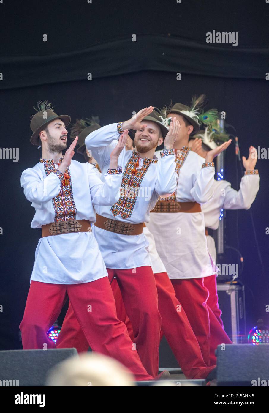Prolisok Ukrainian Dance Group se produit sur la scène du festival mondial au Water Fest 2022, à Reading, Abbey Gardens Banque D'Images