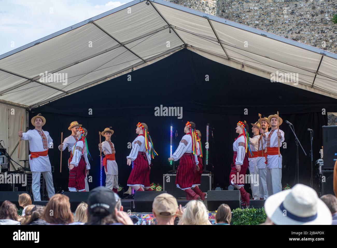 Prolisok Ukrainian Dance Group se produit sur la scène du festival mondial au Water Fest 2022, à Reading, Abbey Gardens Banque D'Images