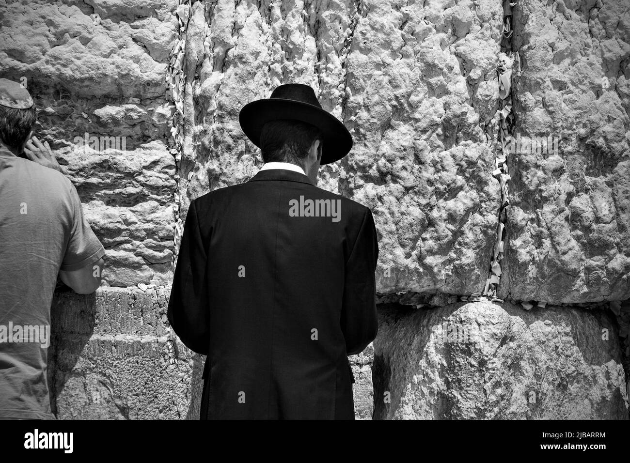 Jérusalem, Israël - 20 mai 2009 : juif orthodoxe vêtu de vêtements traditionnels raies près du mur occidental de Jérusalem. Photographie en noir et blanc Banque D'Images