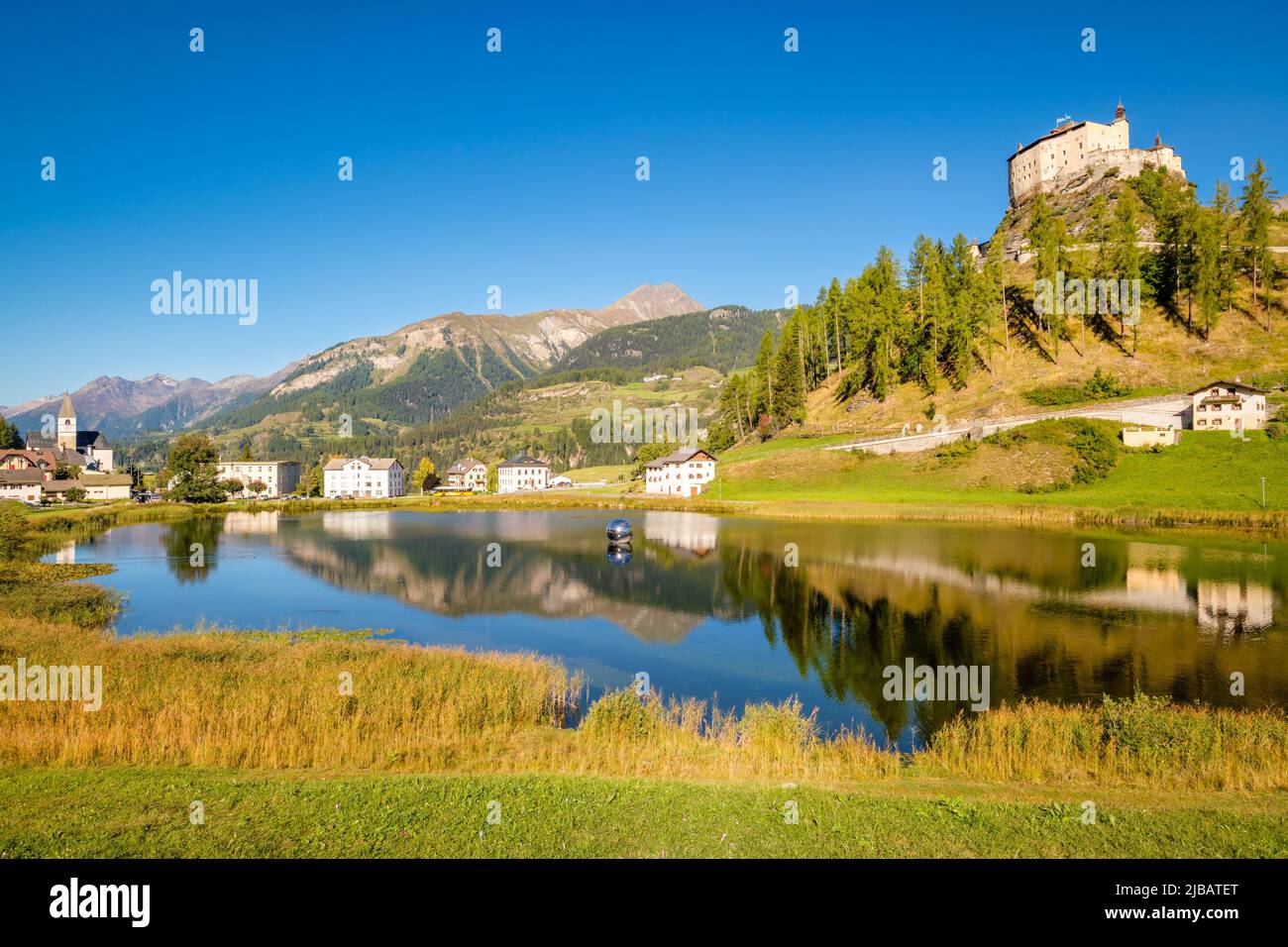 Château de Tarasp au-dessus du village de Tarasp et Taraspsee ou Lai da Tarasp (Grisons, Suisse). C'est un site du patrimoine suisse d'importance nationale. Banque D'Images