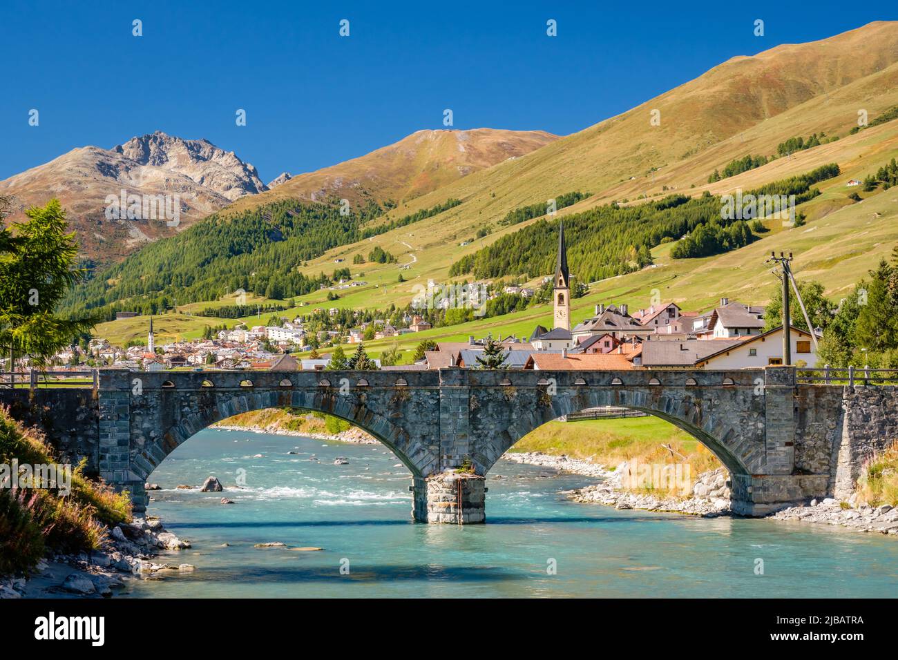 Le célèbre pont en pierre (Inn Brücke) au-dessus de la rivière Inn est situé près du village de S-Chanf dans la haute vallée de l'Engadine (Grisons, Suisse) Banque D'Images