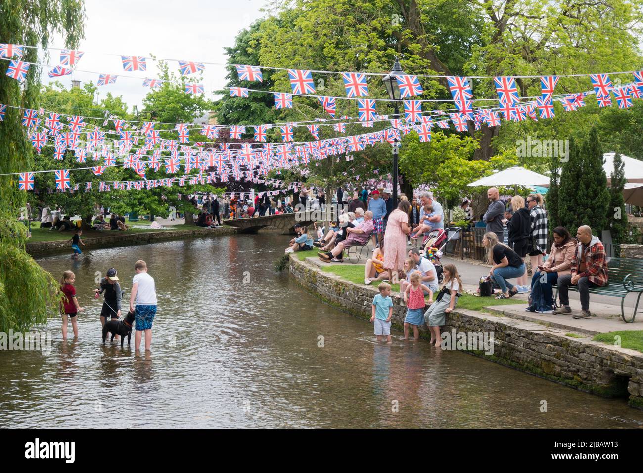 Village idyllique anglais de Cotswold décoré avec des banderoles pour la célébration du Jubilé de platine de la Reine Banque D'Images