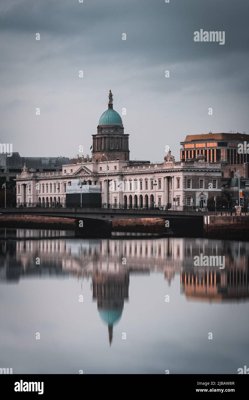 Réflexions dans la rivière de la maison de la coutume à Dublin, Irlande. Banque D'Images