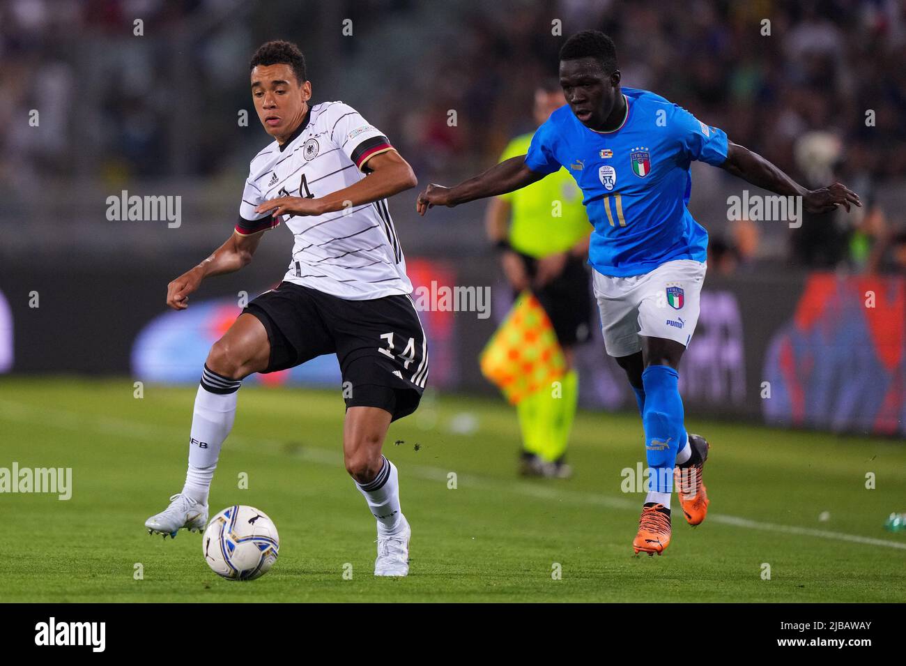 Bologne, Italie. 04th juin 2022. Jamal Musiala d'Allemagne est en compétition pour le bal avec Degnand Wilfried Gnonto d'Italie lors du match de l'UEFA Nations League entre l'Italie et l'Allemagne au Stadio Dall'Ara, Bologna, Italie, le 4 juin 2022. Credit: Giuseppe Maffia/Alay Live News Banque D'Images