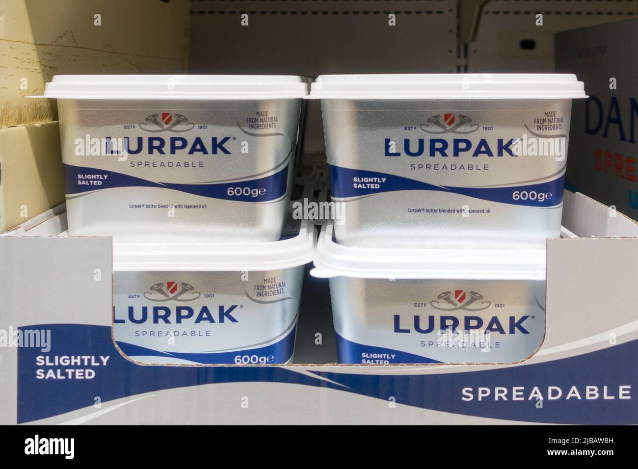 Bacs à tartiner Lurpak légèrement salés sur la tablette du magasin Banque D'Images
