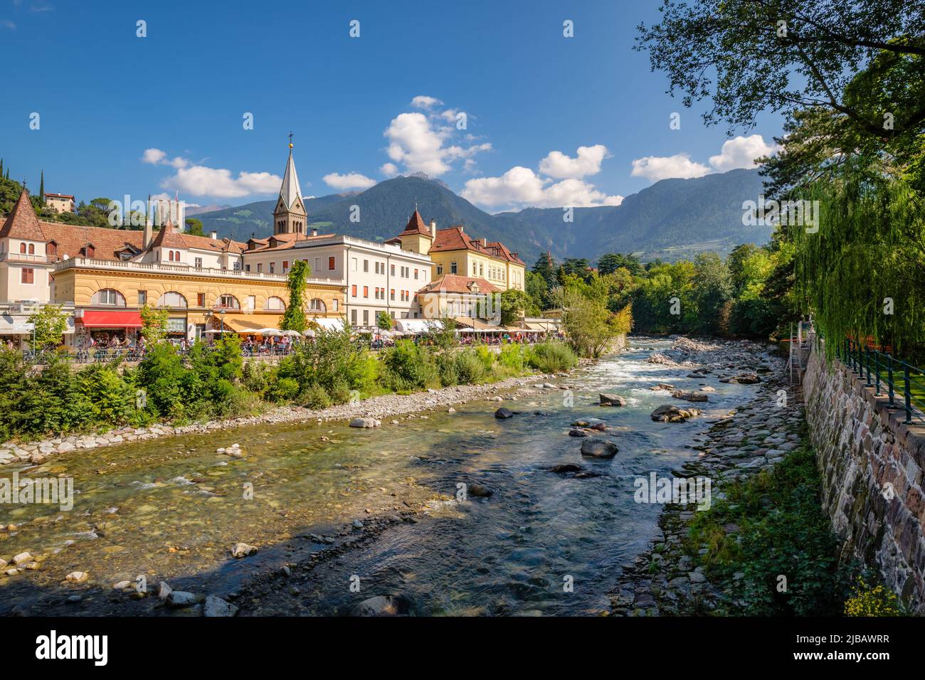 Merano, Italie - 27 septembre 2021: Merano (ou Meran) est une ville entourée de montagnes près de la vallée du Passier et de Val Venosta (Tyrol du Sud, Italie) Banque D'Images