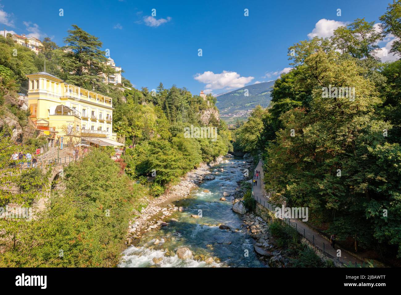 Merano, Italie - 27 septembre 2021: Merano (ou Meran) est une ville entourée de montagnes près de la vallée du Passier et de Val Venosta (Tyrol du Sud, Italie) Banque D'Images