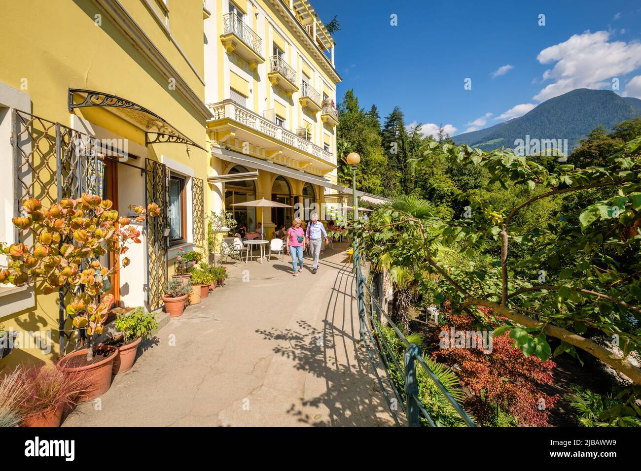 Merano, Italie - 27 septembre 2021: Touristes appréciant la promenade Tappeiner, un sentier célèbre à Merano (Tyrol du Sud, Italie) Banque D'Images