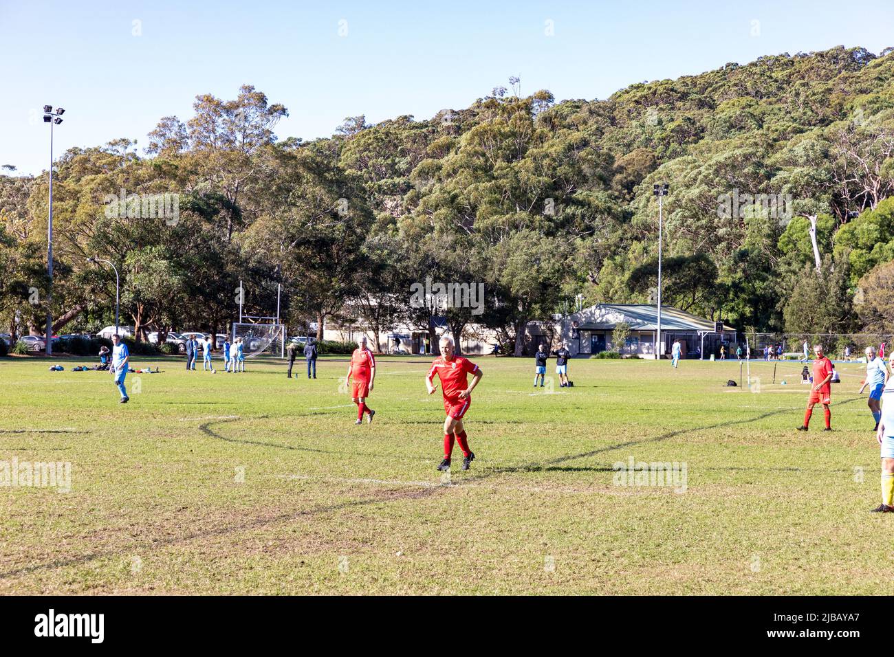 Le match de football amateur de Sydney a joué au Balmoral Beach OVAL, plus de 45 hommes dans la ligue de football de Manly Warringah, en Australie Banque D'Images