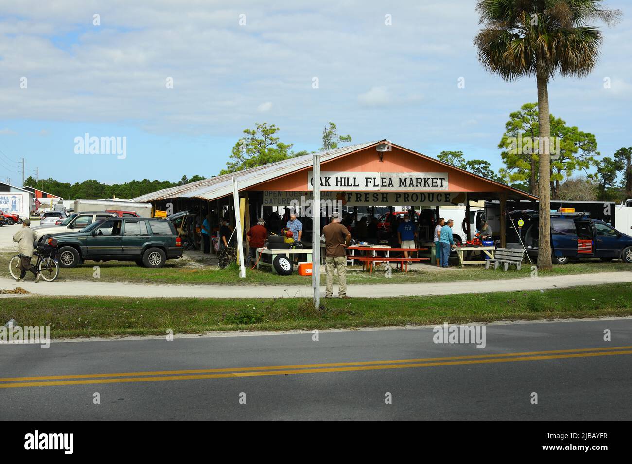 Marché aux puces occupé avec les gens en hiver dans la ville de Floride d'Oak Hill Volusia comté USA 31 janvier 2021, usage éditorial Banque D'Images Marché aux puces occupé avec les gens en hiver dans la ville de Floride d'Oak Hill Volusia comté USA 31 janvier 2021, usage éditorial Banque D'Images