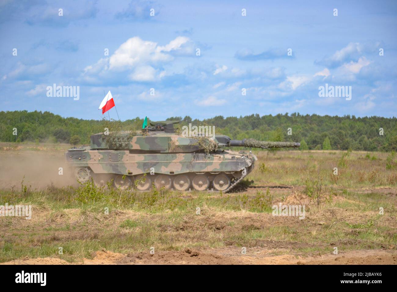 Une armée polonaise char léopard manœuvre lors d'un exercice de situation multinational Defender Europe à Drawsko Pomorskie, Pologne, 25 mai 2022. Defender Europe 22 est une série d'exercices de formation multinationaux de l'armée américaine en Europe et en Afrique qui ont lieu en Europe de l'est. Cet exercice démontre la capacité de l’armée américaine en Europe et en Afrique à mener des opérations de combat au sol à grande échelle sur plusieurs théâtres pour soutenir l’OTAN. (É.-U. Photo de l'armée par le capitaine Tobias Cukale) Banque D'Images