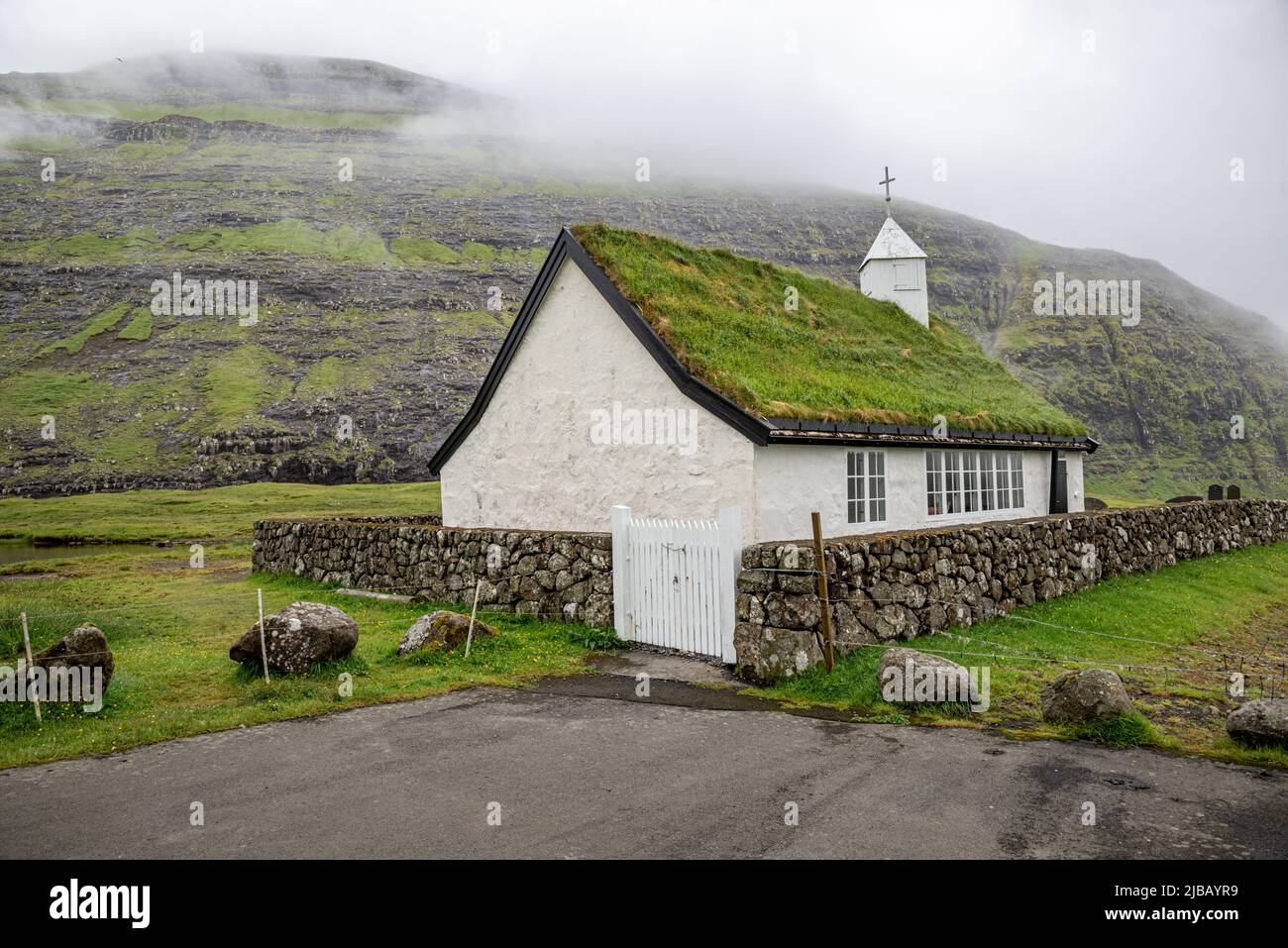 Petite église blanche avec toit de gazon à Saksun, l'île d'Eysturoy, les îles Féroé Banque D'Images