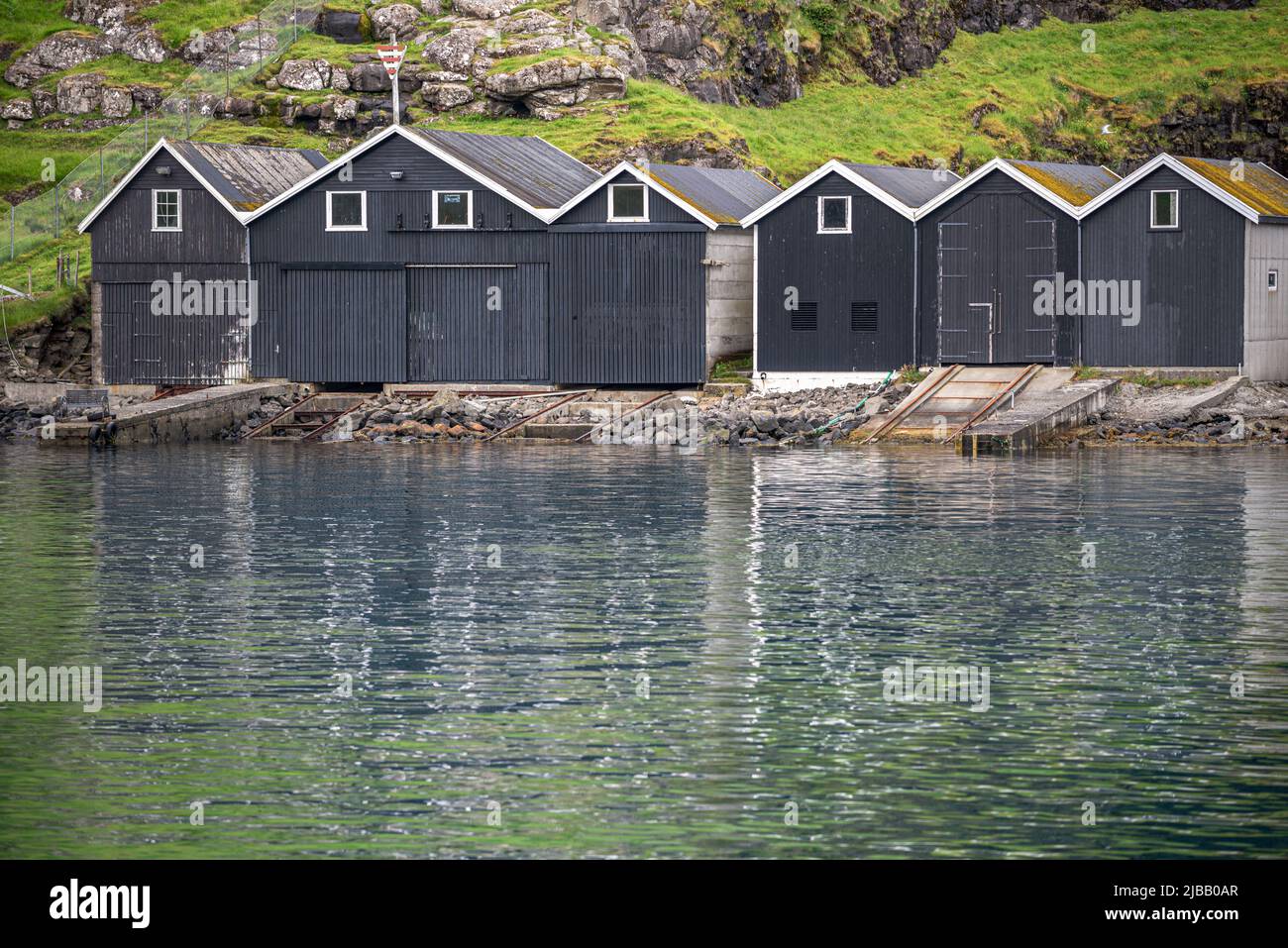 Vieux hangars peints en noir dans le port de Vestmanna, sur l'île de Streymoy, dans les îles Féroé Banque D'Images