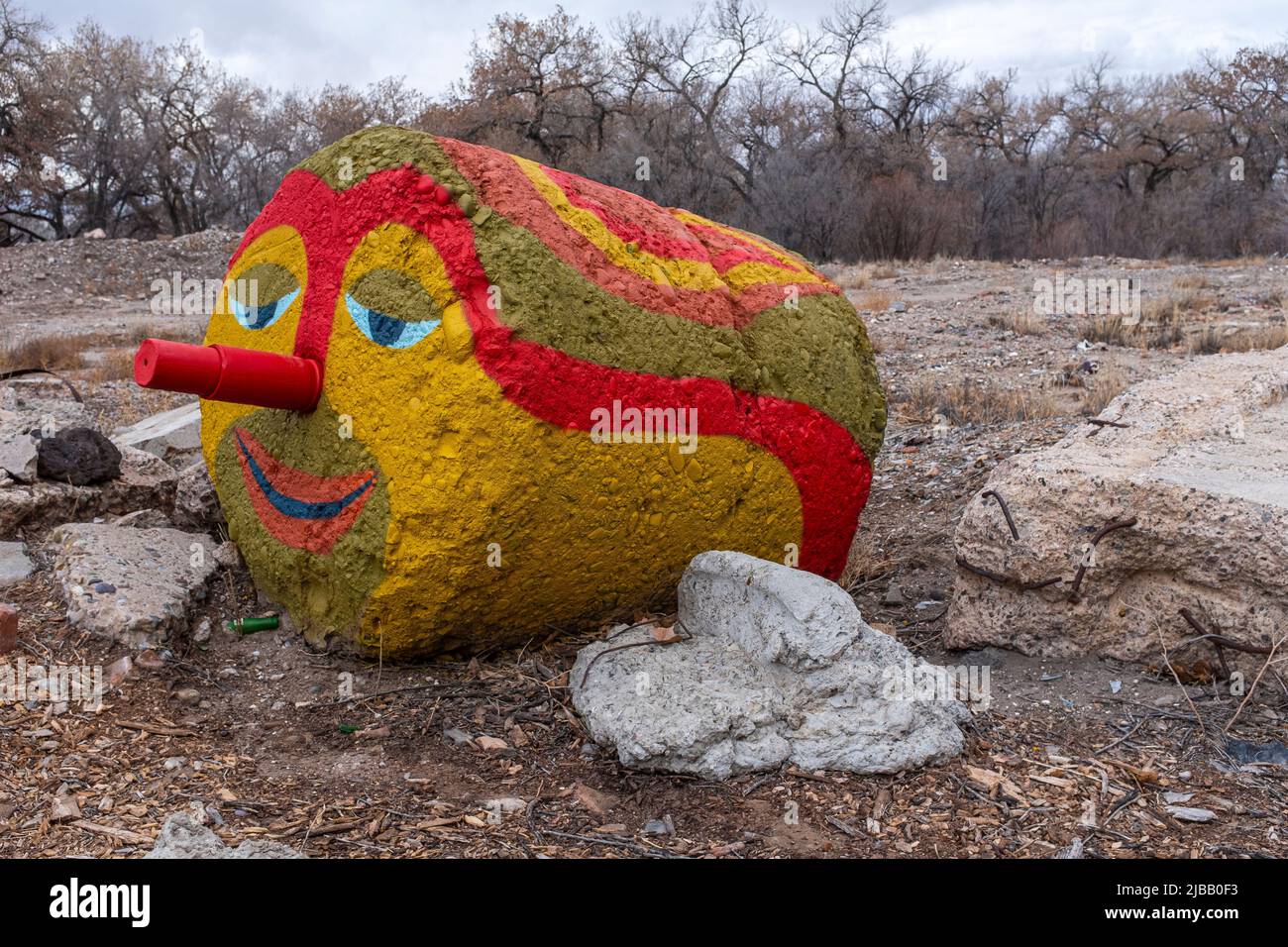 Face peinte sur un grand bloc de béton (art de l'environnement) le long du chemin Paseo del Bosque - ville d'Albuquerque Banque D'Images