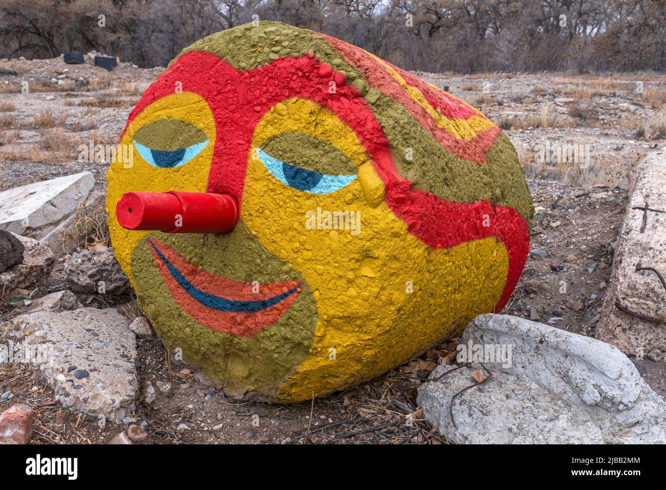 Face peinte sur un grand bloc de béton (art de l'environnement) le long du chemin Paseo del Bosque - ville d'Albuquerque Banque D'Images