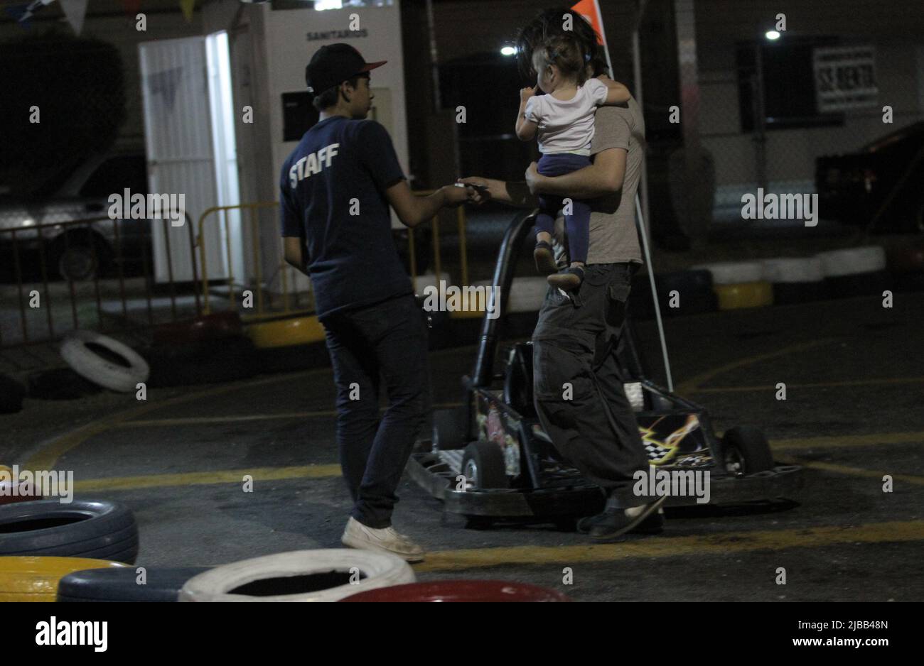 EXCLUSIVO_PAPARAZZI_El actor Diego Luna y Camila Sodi pasaron una tarde con sus dos hijos Jer—nimo y Fiona durante un domingo de descanso luego de semanas de calor en Sonora Mexico durante la filmaci—n de la pel’cula que dirige Diego en Sonora descanso luego de semanas de cador del Ceslucador. La Pareja ya no luce como enamorados en su visita un centro recreacativo de carritos de carreras y otros juegos. Observez la esplada huesuda de Camila luce un cuerpo delgado... *Hermosillo*Sonora*.*24*Junio*2012*. (*** photo:©*Tirador*Primero*/NortePhoto.com***) Banque D'Images