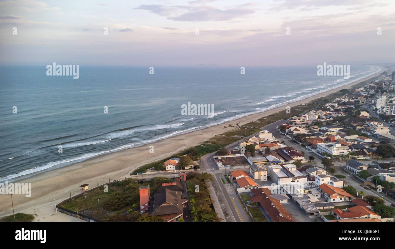 Vue aérienne de la plage de Brejatuba dans l'État de Parana, Brésil, depuis un angle élevé Banque D'Images