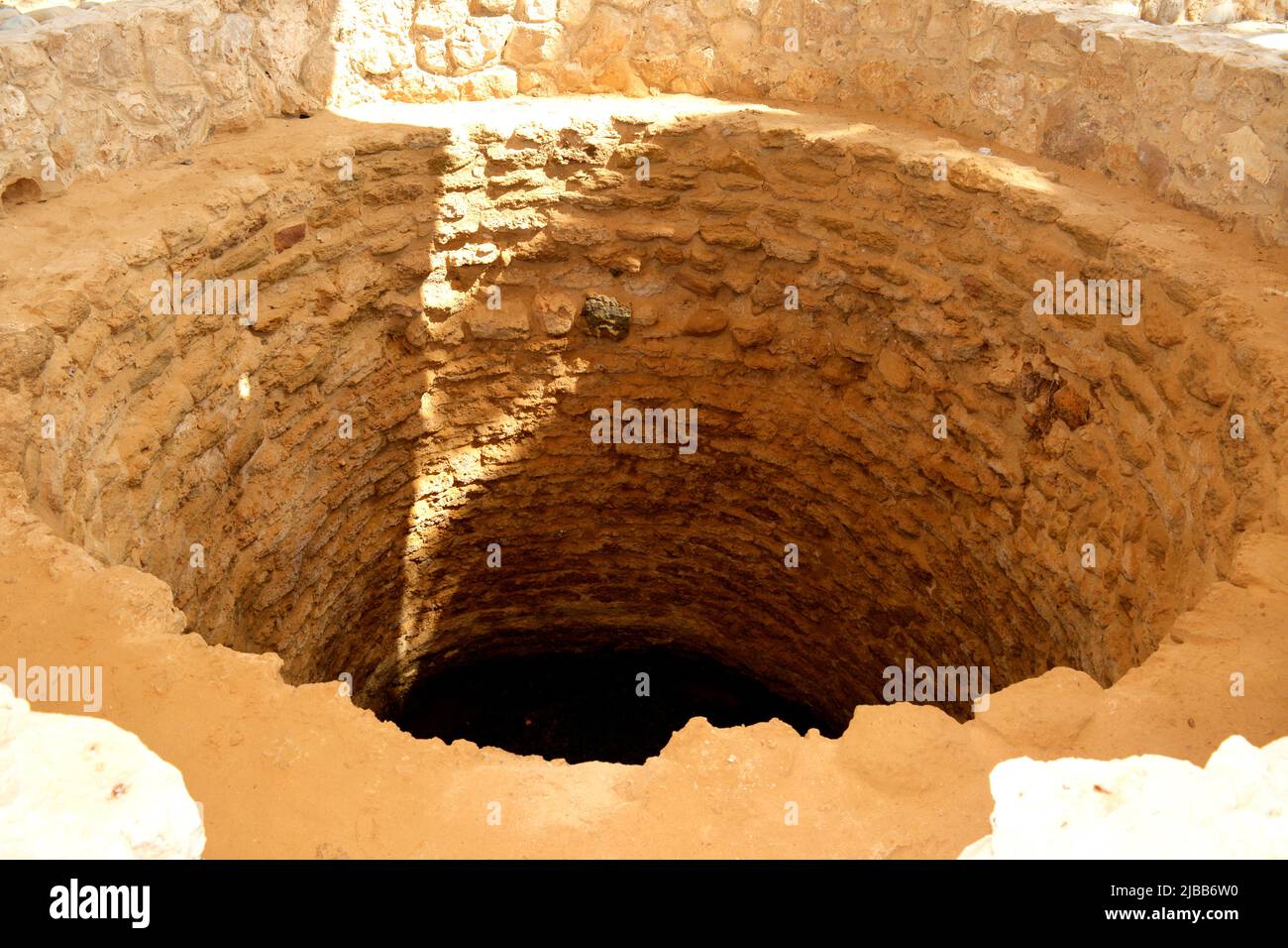 Prophète Moses Springs, puits d'eau et palmiers dans la péninsule du Sinaï, Ras Sidr, Égypte, les sources de Moïse sont un groupe de sources chaudes formant un petit fert Banque D'Images