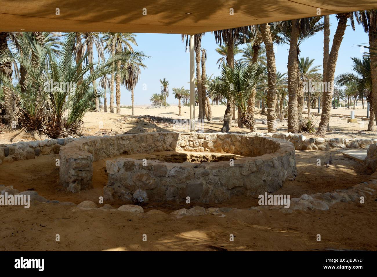 Prophète Moses Springs, puits d'eau et palmiers dans la péninsule du Sinaï, Ras Sidr, Égypte, les sources de Moïse sont un groupe de sources chaudes formant un petit fert Banque D'Images