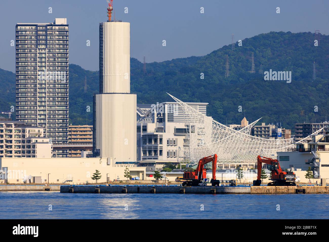 Kobe, Japon - 29 mai 2022 : tour de port de Kobe couverte pour réparation et rénovation à côté de l'équipement de construction inactif Banque D'Images