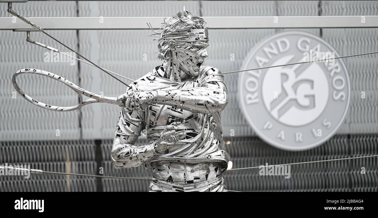 Près du court Philippe Chatrier et de la nouvelle entrée Grand public, la nouvelle statue du joueur de tennis Rafael Nadal. Oeuvre de l'artiste Jordi Diez Fernandez. Illustration lors de l'Open de France, tournoi de tennis Grand Chelem sur 3 juin 2022 au stade Roland-Garros à Paris, France - photo : Victor Joly/DPPI/LiveMedia Banque D'Images