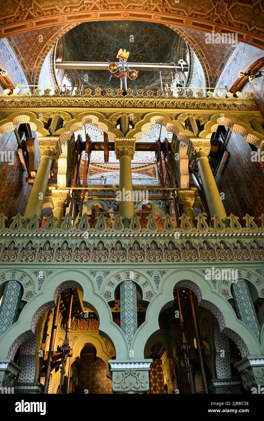 Potsdam, Allemagne. 31st mai 2022. La machine à vapeur de la baie de Havel de Neustadt est modelée sur une mosquée dans sa forme et sa conception. La machine à vapeur de 81,4 ch installée ici a permis aux fontaines du parc de Sanssouci de s'éclater à partir d'octobre 1842. Chaque année, la Fondation Prusse des palais et jardins Berlin-Brandebourg (SPSG) ouvre quelques maisons qui étaient régulièrement fermées pendant la saison d'hiver. À titre de point fort spécial, le Steam Engine House sera ouvert aux visiteurs de 10 h à 5 h 30 sur 6 juin. Credit: Jens Kalaene/dpa/Alamy Live News Banque D'Images