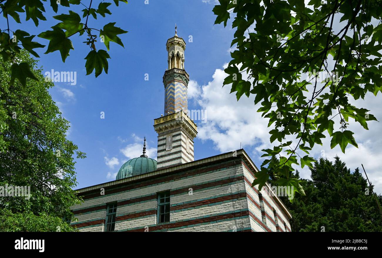 Potsdam, Allemagne. 31st mai 2022. La machine à vapeur de la baie de Havel de Neustadt est modelée sur une mosquée dans sa forme et sa conception. La machine à vapeur de 81,4 ch installée ici a permis aux fontaines du parc de Sanssouci de s'éclater à partir d'octobre 1842. Chaque année, la Fondation Prusse des palais et jardins Berlin-Brandebourg (SPSG) ouvre quelques maisons qui étaient régulièrement fermées pendant la saison d'hiver. À titre de point fort spécial, le Steam Engine House sera ouvert aux visiteurs de 10 h à 5 h 30 sur 6 juin. Credit: Jens Kalaene/dpa/Alamy Live News Banque D'Images