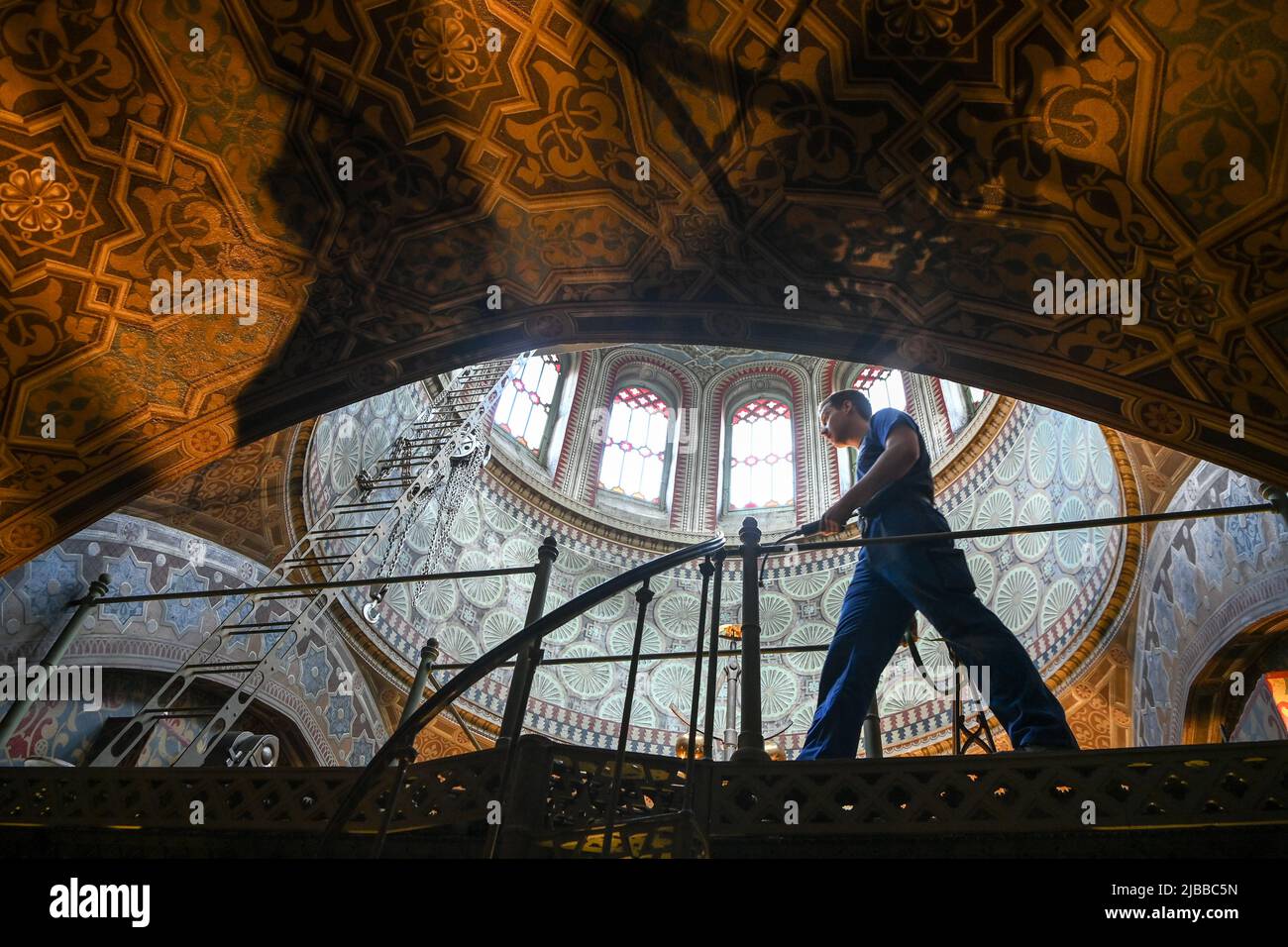 Potsdam, Allemagne. 31st mai 2022. La machine à vapeur de la baie de Havel de Neustadt est modelée sur une mosquée dans sa forme et sa conception. La machine à vapeur de 81,4 ch installée ici a permis aux fontaines du parc de Sanssouci de s'éclater à partir d'octobre 1842. Chaque année, la Fondation Prusse des palais et jardins Berlin-Brandebourg (SPSG) ouvre quelques maisons qui étaient régulièrement fermées pendant la saison d'hiver. À titre de point fort spécial, le Steam Engine House sera ouvert aux visiteurs de 10 h à 5 h 30 sur 6 juin. Credit: Jens Kalaene/dpa/Alamy Live News Banque D'Images