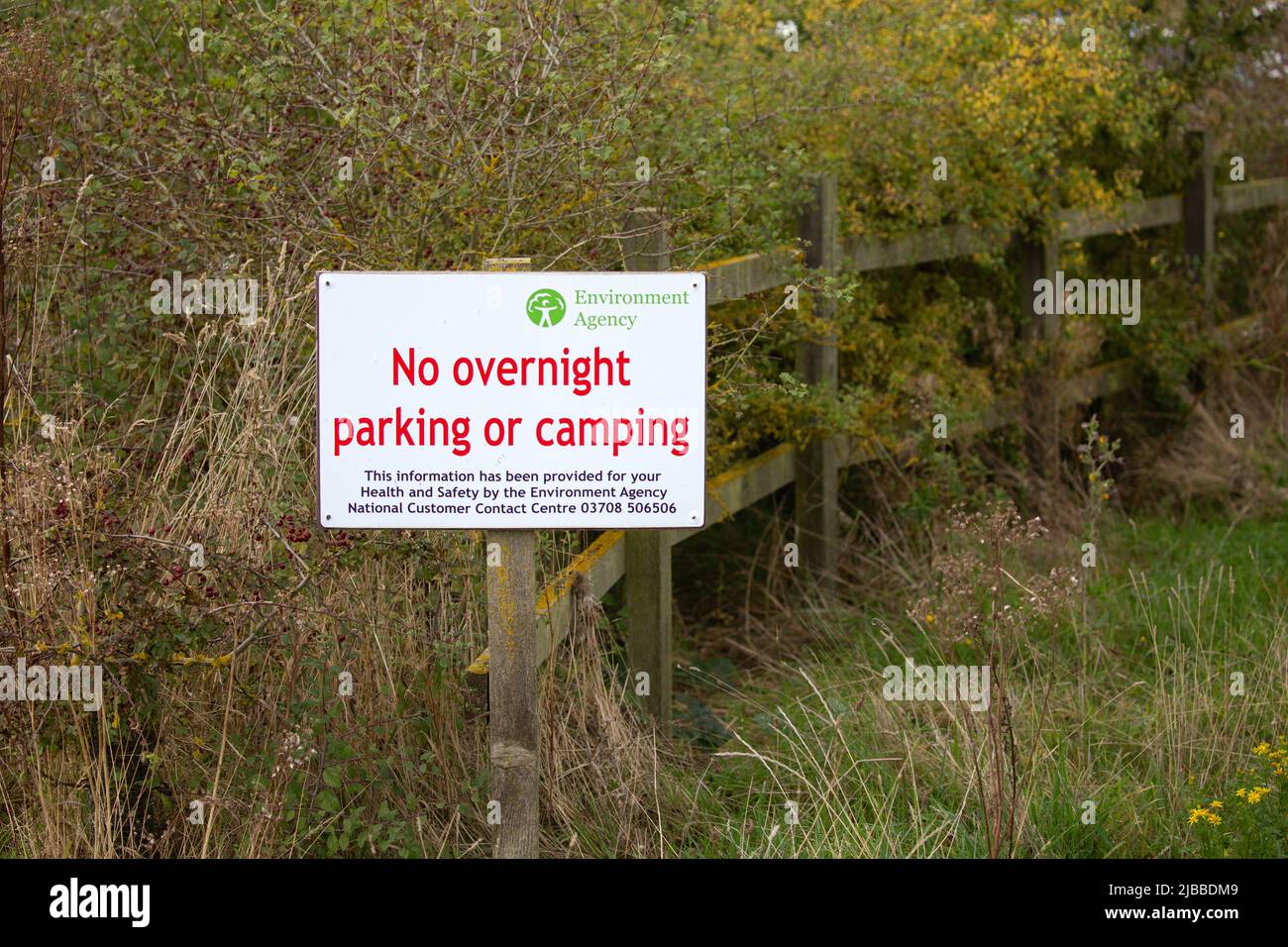 Pas de panneau de stationnement ou de camping fixé à la clôture par l'agence environnementale de Norfolk, Royaume-Uni Banque D'Images