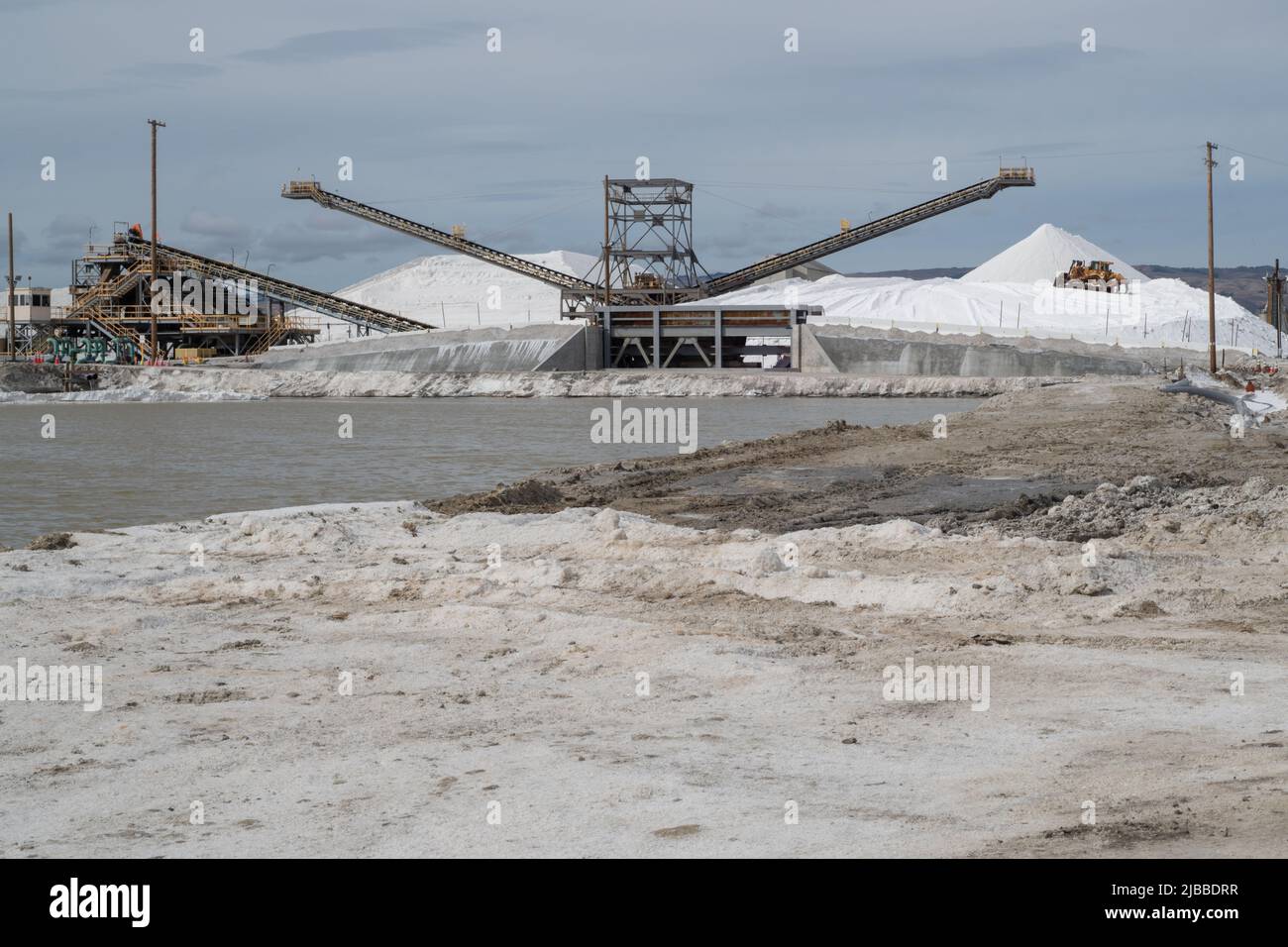 Production de sel de mer et piles de cristaux de sel surplombant les étangs Banque D'Images
