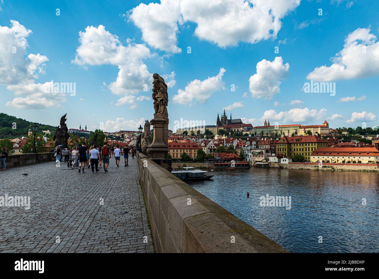 Pont Charles avec le château de Prague et la rivière Vltava dans la ville de Prague en République tchèque pendant la belle journée de printemps Banque D'Images