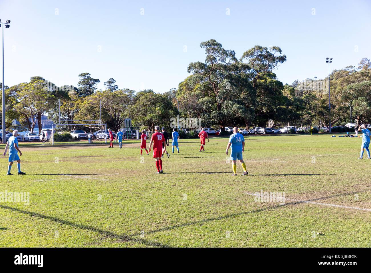 Football amateur Australie, hommes jouant plus de 45's match de football dans la ligue de football de Manly Warringah, Sydney, Australie un jour d'hiver Banque D'Images