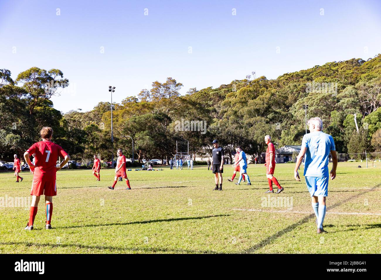 Le jeu de football australien de base de gazon a joué au Balmoral Oval à Sydney avec arbitre dans un kit sportif noir typique, Sydney, Australie Banque D'Images