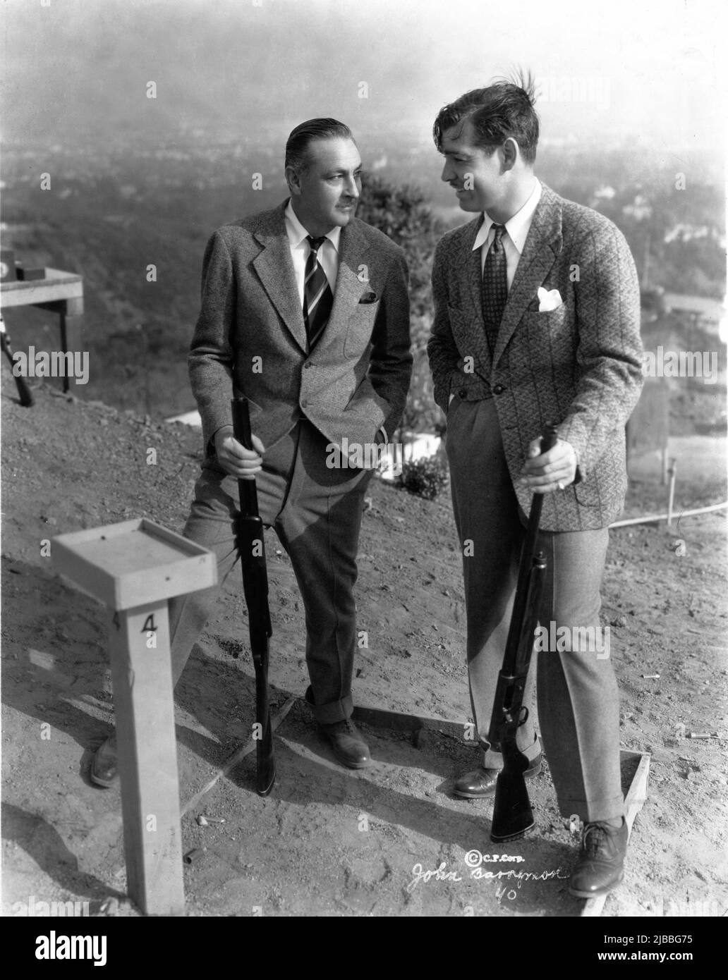 JOHN BARRYMORE et CLARK PIGNON en 1934 à Barrymore's Tower Road Home skeet tir portée publicité pour Columbia Pictures Banque D'Images