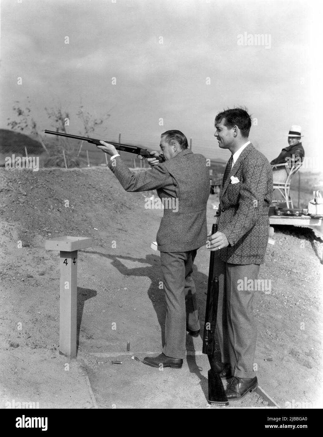 JOHN BARRYMORE et CLARK PIGNON en 1934 à Barrymore's Tower Road Home skeet tir portée publicité pour Columbia Pictures Banque D'Images