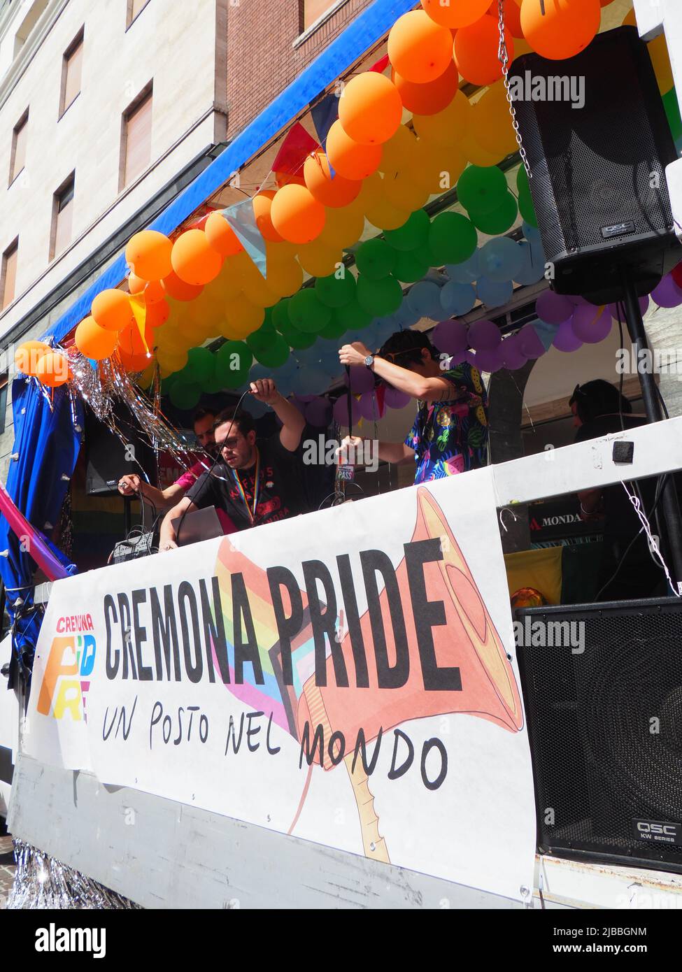 Cremona Pride, une ville arc-en-ciel. Les rues regorgent de gens qui célèbrent la journée consacrée à la revendication des droits de la communauté LGBTQIA. Banque D'Images