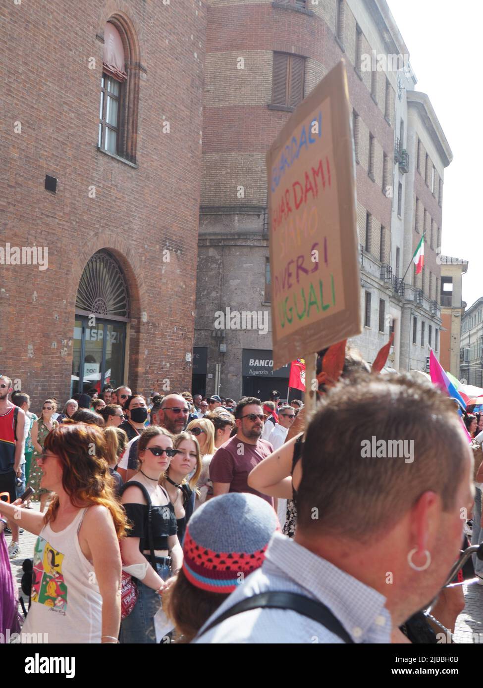 Cremona Pride, une ville arc-en-ciel. Les rues regorgent de gens qui célèbrent la journée consacrée à la revendication des droits de la communauté LGBTQIA. Banque D'Images