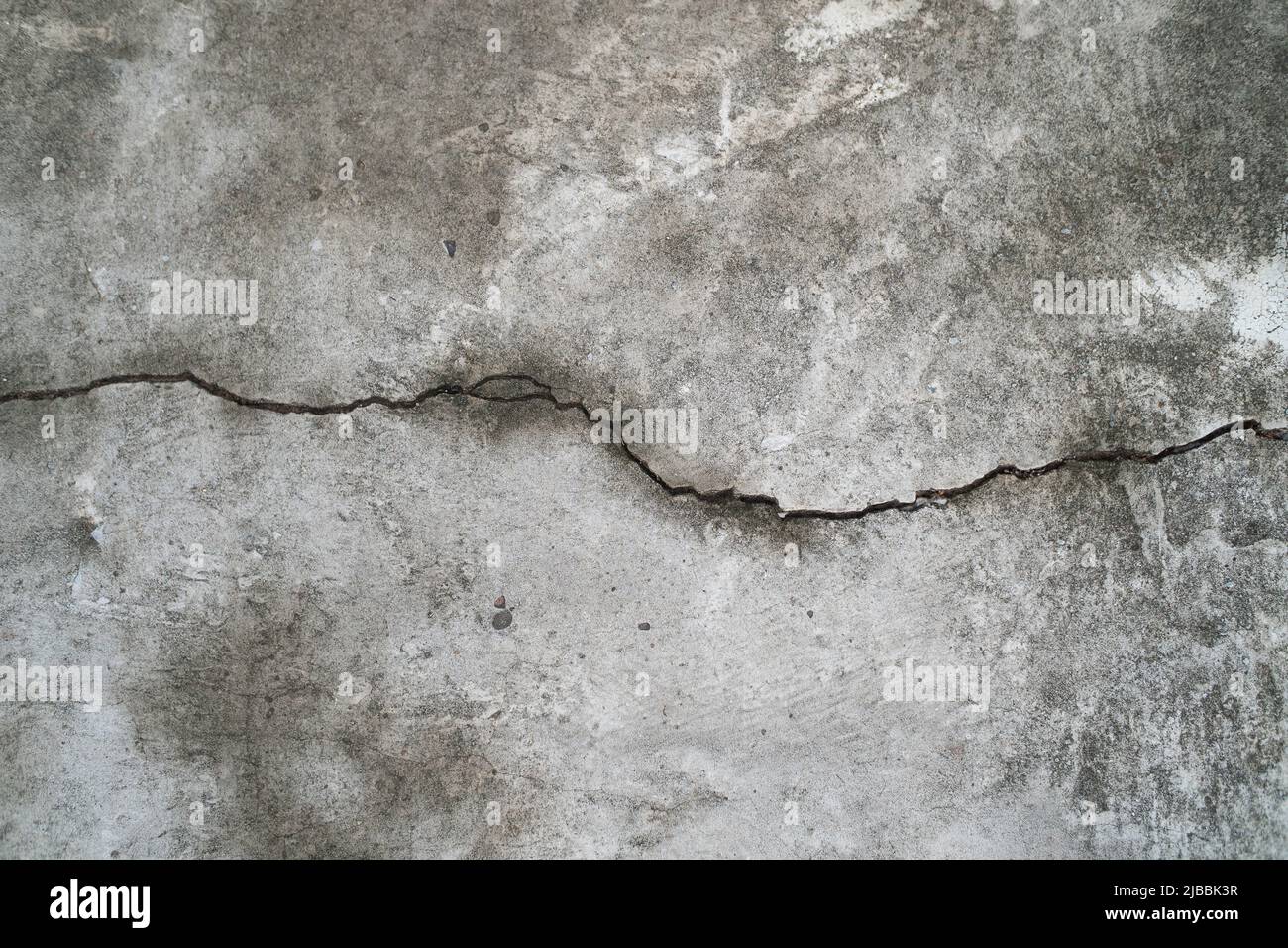 Fond de texture de mur endommagé par le ciment fissuré. Banque D'Images