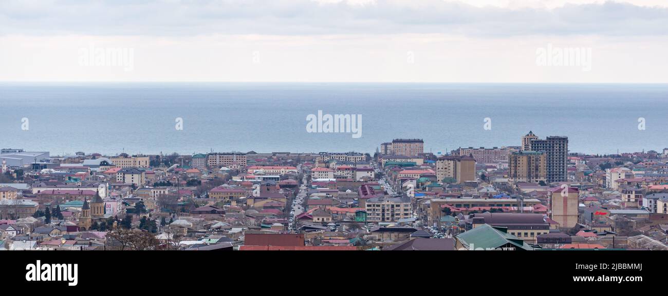 Vieille ville le long de la mer bleue, vue de dessus. L'ancienne ville de Derbent à Dagestan avec ses rues et ses maisons est située à côté de la forteresse. Banque D'Images